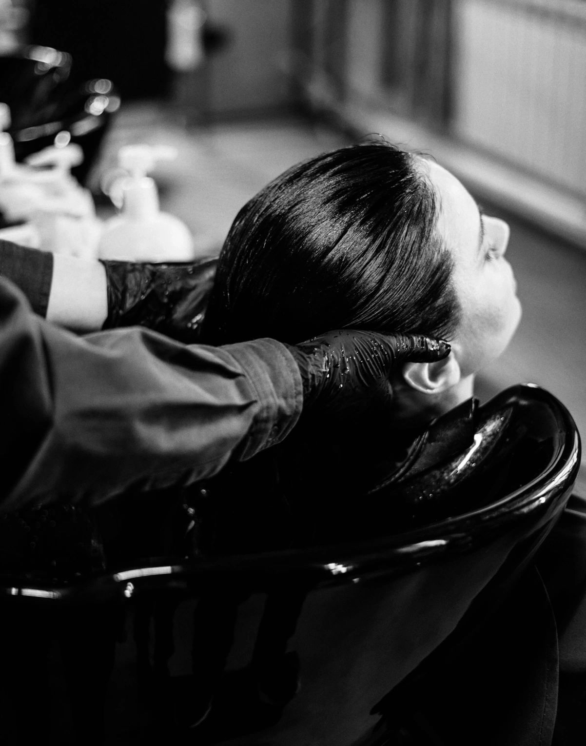 Un moment de soin au bac à shampoing